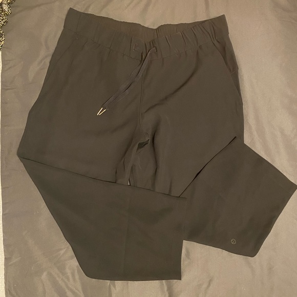 Lululemon On The Fly 23” Crop Woven Pants - Picture 2 of 2